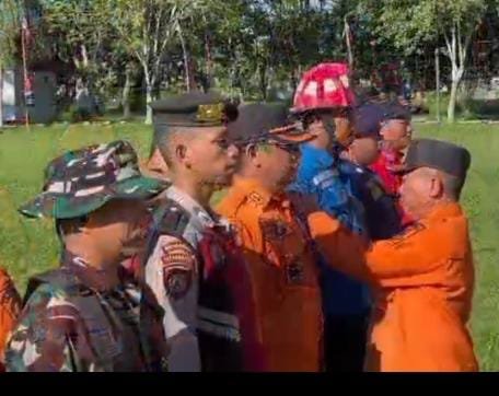 BUPATI KAPUAS PIMPIN APEL GABUNGAN GELAR PASUKAN DAN PERALATAN KESIAPSIAGAAN KARHUTLA